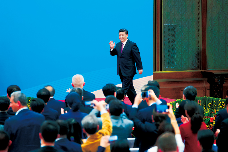 2019年4月27日，第二屆“一帶一路”國際合作高峰論壇在北京雁棲湖國際會議中心舉行圓桌峰會，國家主席習近平主持會議并致開幕辭。圓桌峰會閉幕后，習近平會見中外記者，介紹第二屆“一帶一路”國際合作高峰論壇圓桌峰會情況和主要成果。這是習近平步入記者會現(xiàn)場。 