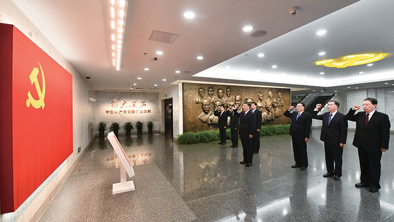 2017年10月31日，中共中央總書記、國家主席、中央軍委主席習(xí)近平帶領(lǐng)中共中央政治局常委李克強、栗戰(zhàn)書、汪洋、王滬寧、趙樂際、韓正，瞻仰上海中共一大會址和浙江嘉興南湖紅船。這是31日上午，在上海中共一大會址紀念館，習(xí)近平帶領(lǐng)其他中共中央政治局常委同志一起重溫入黨誓詞。 