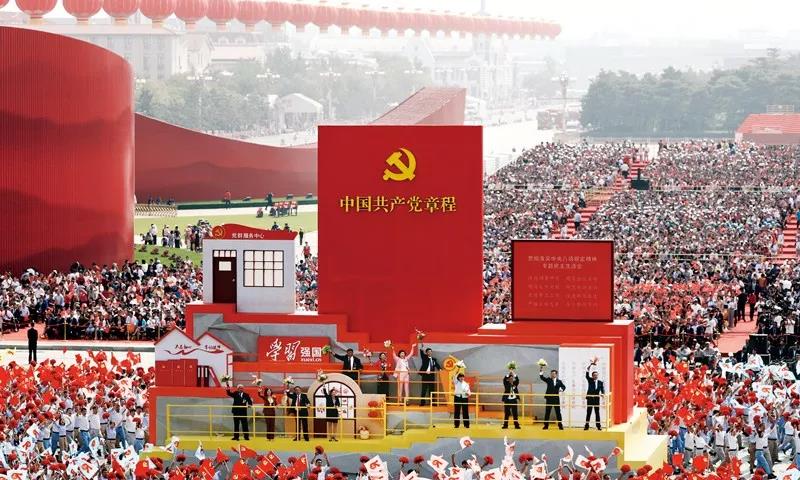 2019年10月1日上午，慶祝中華人民共和國成立70周年大會在北京天安門廣場隆重舉行。這是群眾游行中的“從嚴治黨”方陣。新華社記者 蘭紅光/攝
