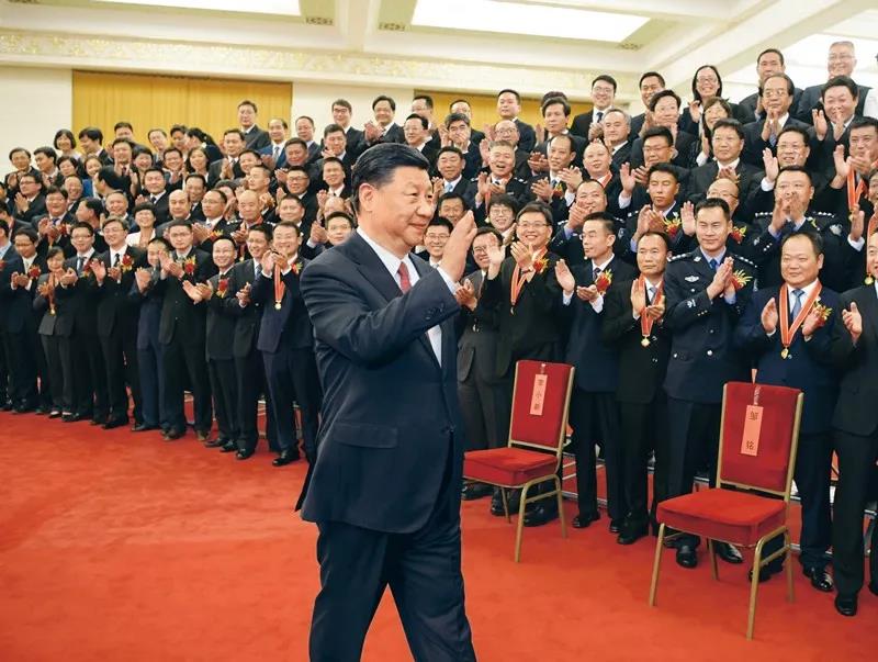 2019年6月25日，黨和國家領(lǐng)導人習近平、李克強、王滬寧等在北京人民大會堂會見第九屆全國“人民滿意的公務員”和“人民滿意的公務員集體”受表彰代表。新華社記者 李學仁/攝